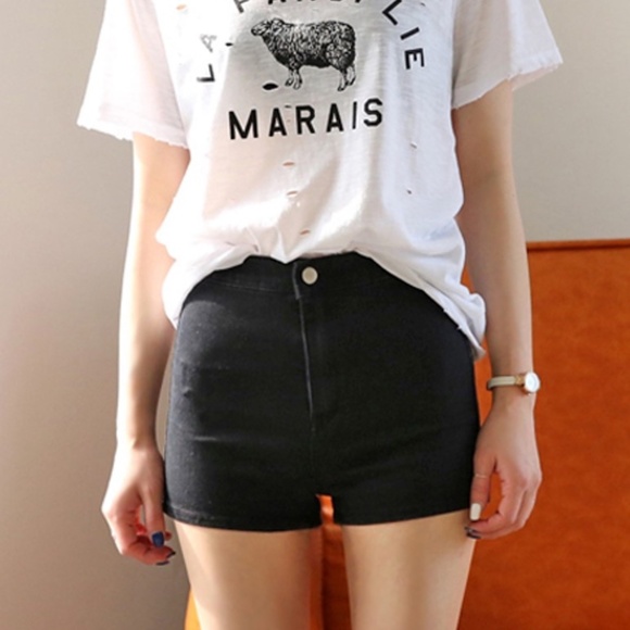 Black Shorts | Jisoo – BlackPink - Picture 1 of 6